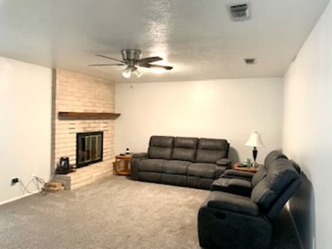 Building Photo - Beautiful  3 bedroom, 2 bath home with 2 car garage.