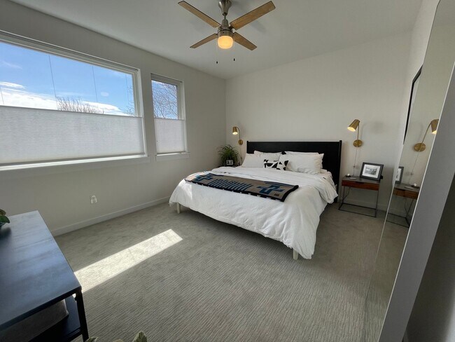 Building Photo - Modern 2BR + Office Townhome with Rooftop Deck in Prime Sunnyside/Highlands Location