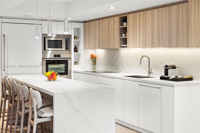 Building Photo - 2301 Collins Ave