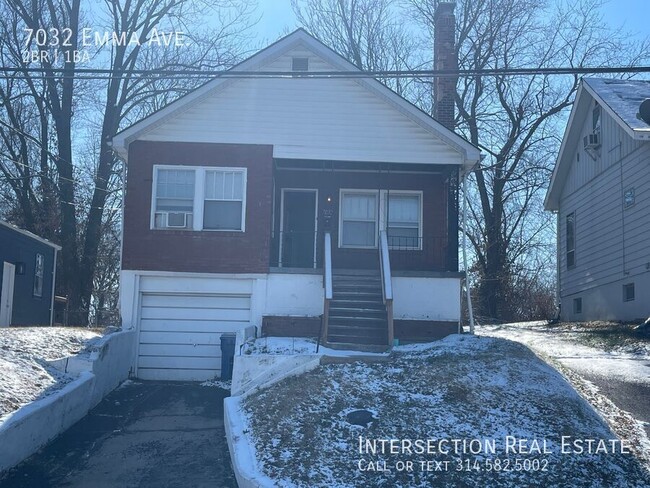 Primary Photo - Spacious 2 Bed/1Bath w/Garage and Bonus Ro...