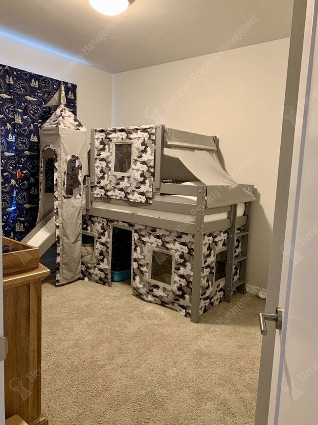 Building Photo - Beautiful 3 BR single-level UNFURNISHED home in SW Redmond!