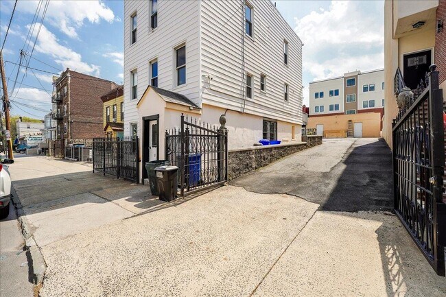 Building Photo - 27 Marion Pl