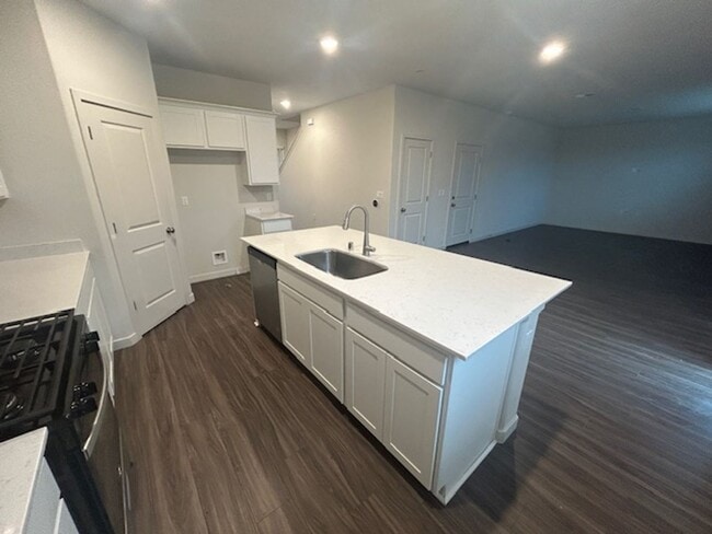 Building Photo - Newer 5 Bedroom 3 Bathroom in Tulare!