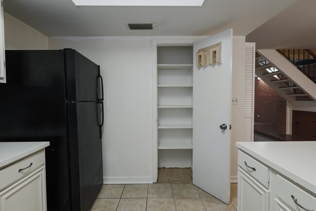Building Photo - 10014 Stratmore Cir