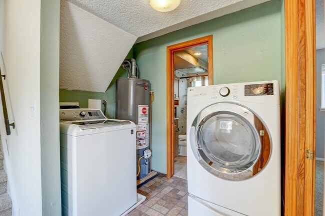 Building Photo - $3,200.00 - 3 Bedrooms, 2 Bathrooms, Singl...