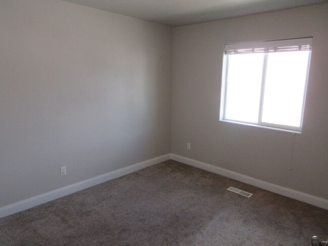 Building Photo - **Move-In Discount**3 bed -2.5 bath - Newer townhome in the heart of Cedar City!