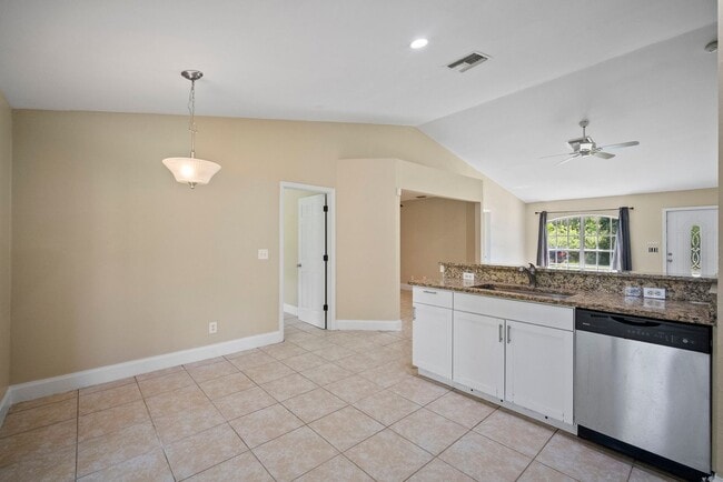 Building Photo - Beautiful 3 bedrooms+ DEN 2 bathrooms sing...