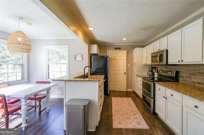 Building Photo - 701 Willow Ridge Dr NE