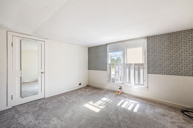 Building Photo - Charming 3 Bedroom, 2 Bath Home with Abundant Space & Natural Light