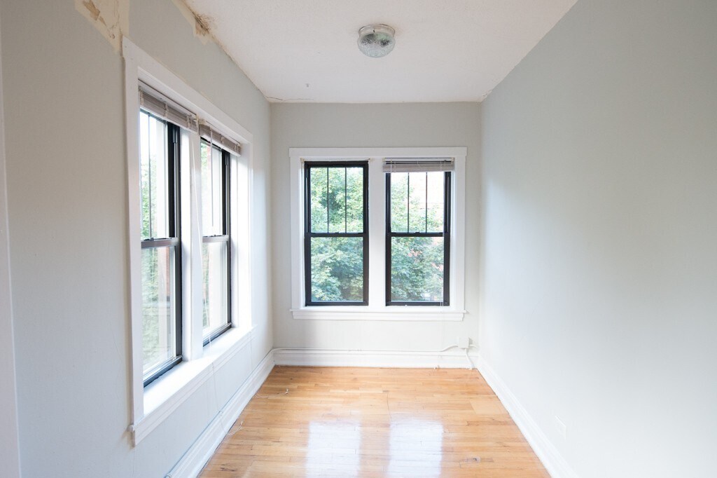 Building Photo - 627 W Cornelia Ave