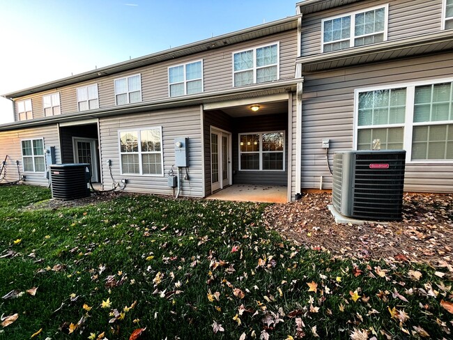 Building Photo - Cozy 3 bedroom, 2 1/2 bathroom townhome in...