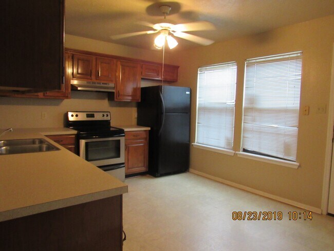 Building Photo - Pet negotiable with home owner approval!