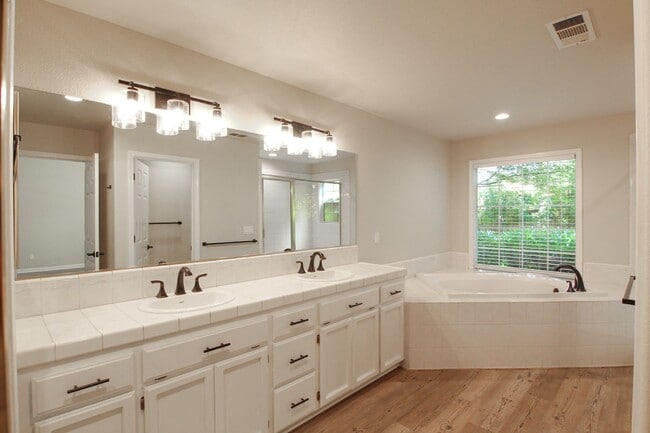 Building Photo - Beautifully Remodeled 4 Bedroom Home!
