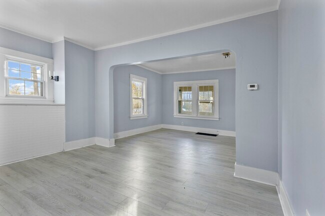 Building Photo - 906 Harrow Rd