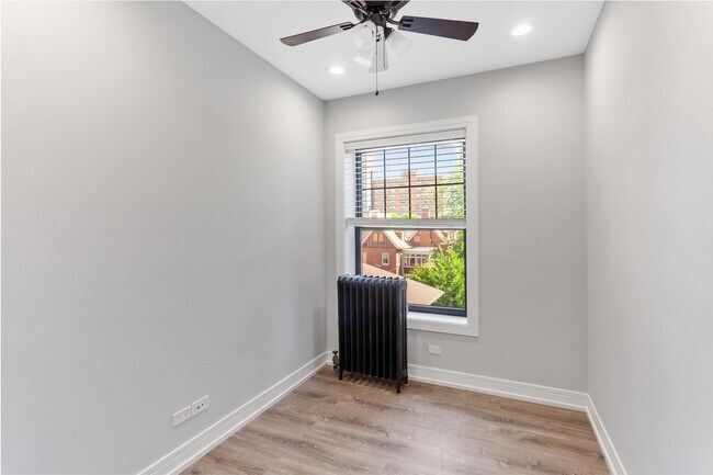 Building Photo - 1062 W Glenlake Ave