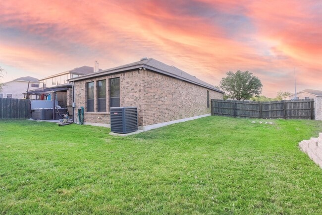 Building Photo - 1427 Sun Garden