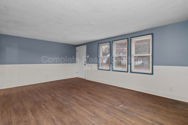 Building Photo - 465 S Dade Ave