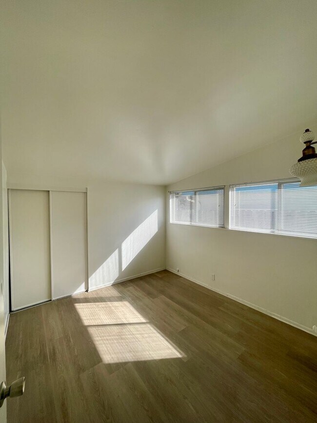 Building Photo - Classic Pierpont Beach House | 10-Month Lease | Just Steps to the Sand