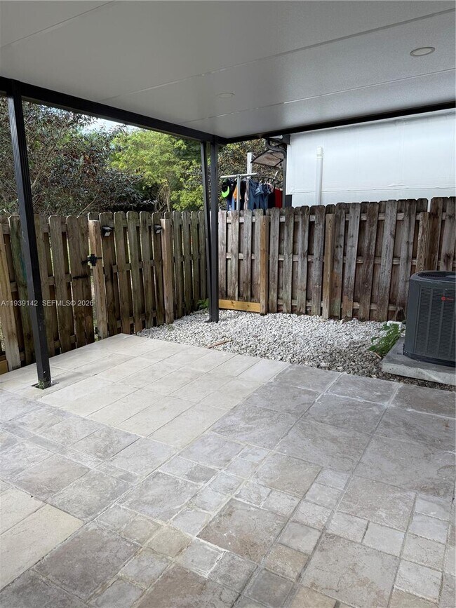 Building Photo - 582 SW 2nd Pl