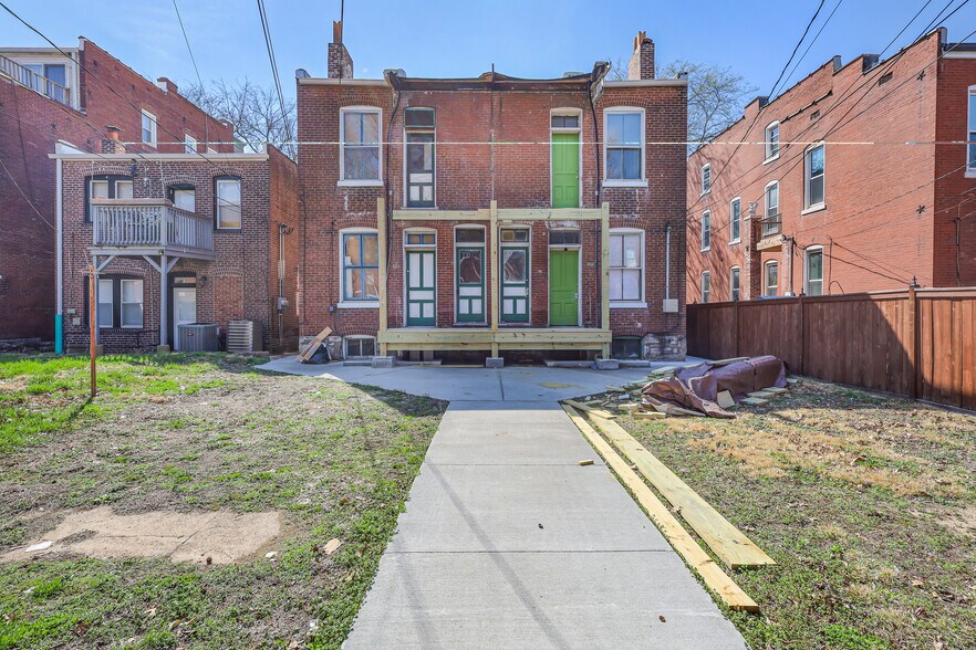 Building Photo - 2011 Lynch St