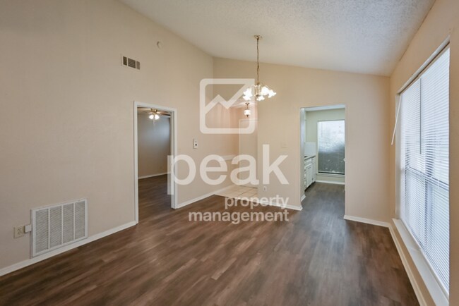 Building Photo - $1,475! 2/Bed1.5Bath duplex in Arlington! Apply by 12/24 to Save $300!