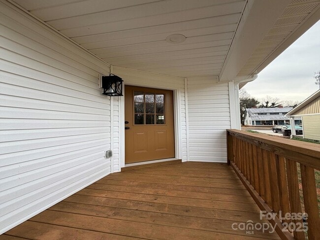 Building Photo - 620 W Bell St