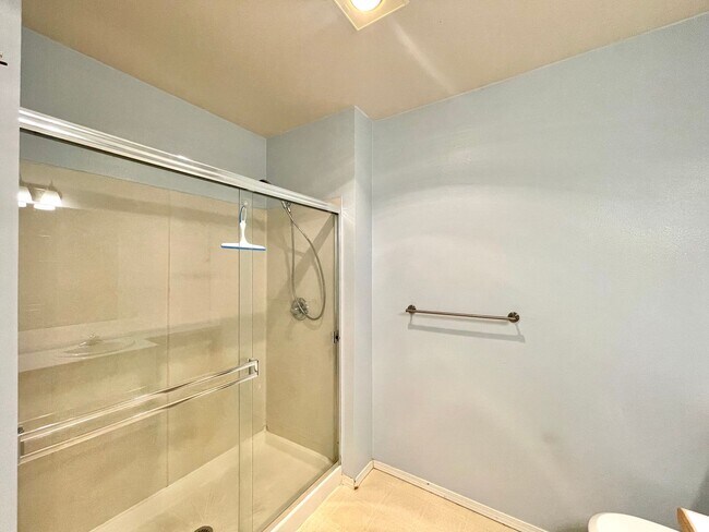 Building Photo - Spacious Top-Floor 3-Bedroom Condo