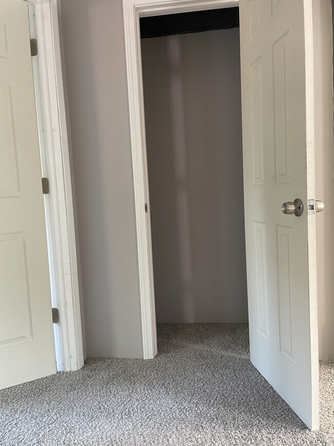 Building Photo - 407 E Center St