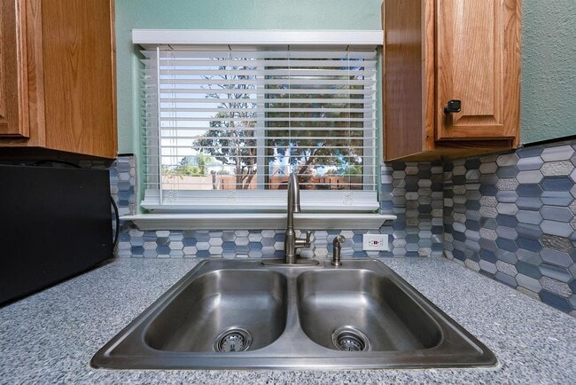 Building Photo - CUSD Home, 3BR/1BA, Modern Updates - Built...
