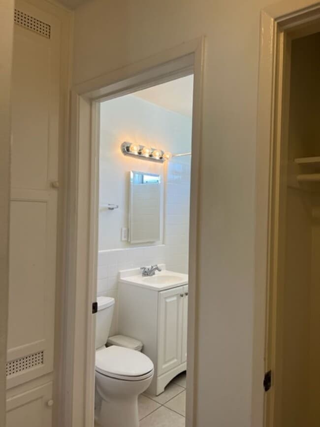 Building Photo - 2 Bedroom, 1 Bath Home with large yard in Lakewood