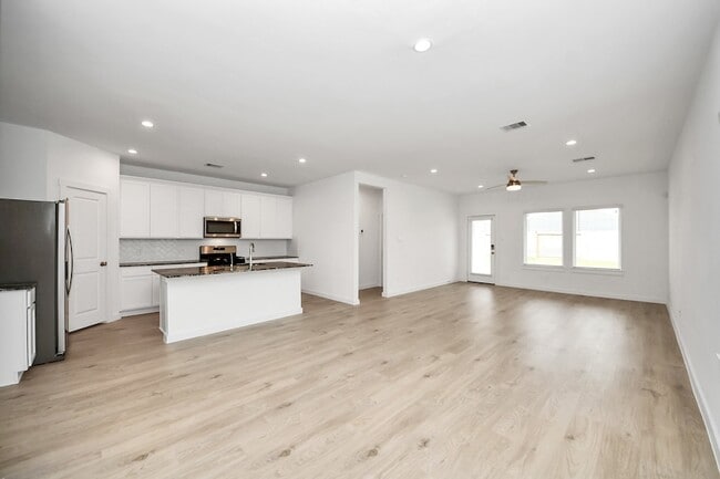 Building Photo - 7811 Bel Fiore Dr