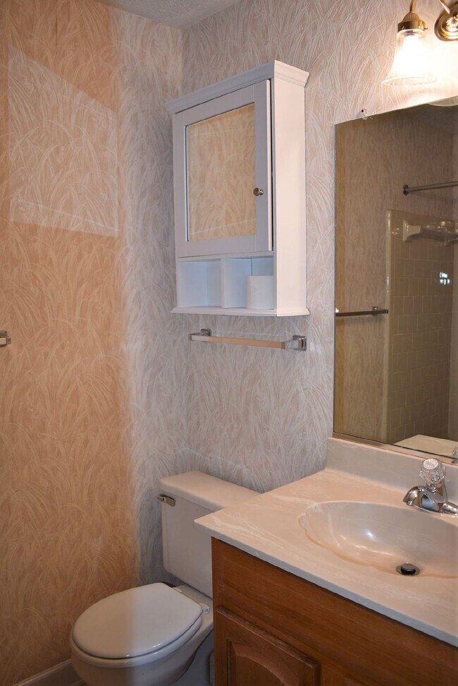 Building Photo - 2 BR, 2 BA Pemberton Oaks Condo
