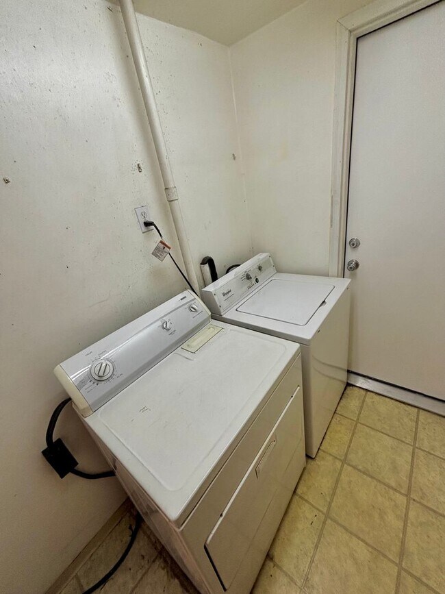 Building Photo - Spacious 2 Bedroom one bath duplex!!