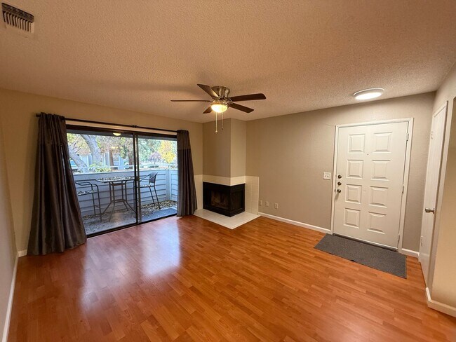 Building Photo - 2 bed 1 bath condo available in Natomas area