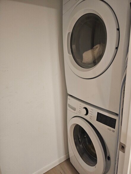 Building Photo - 5713 S Elati Way