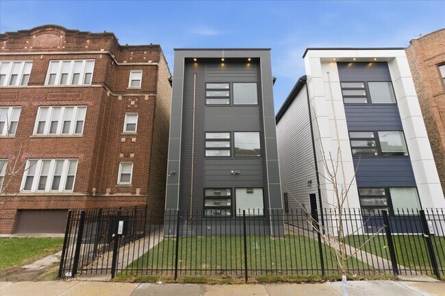 Building Photo - 6222 S King Dr