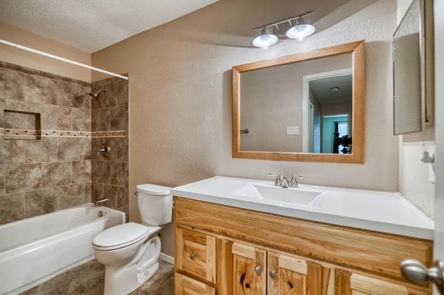 Building Photo - 1817 Hemlock Dr