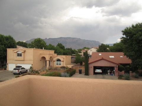 Building Photo - Large 4 Bedroom House in La Cueva District