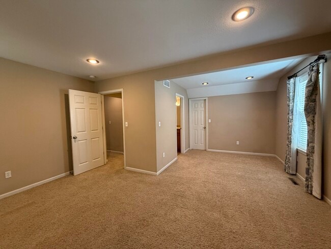 Building Photo - 405 S Village Cir