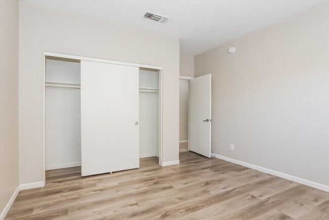 Building Photo - 1563 E Scott Ave