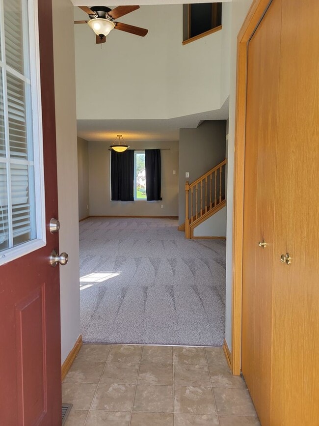 Building Photo - Spacious End Unit Townhouse