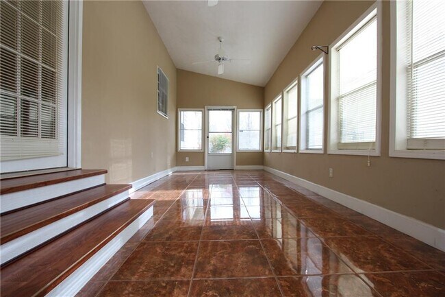 Building Photo - 818 Springlake Rd