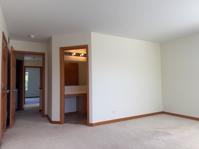 Building Photo - 2216 Evergreen Cir