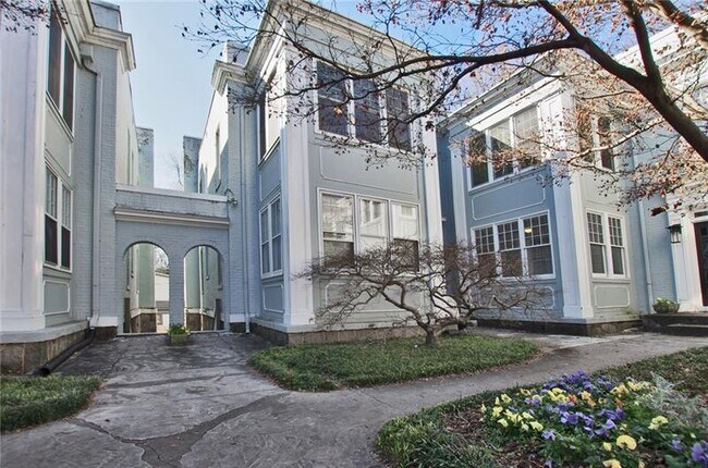 Building Photo - 425 10th St NE