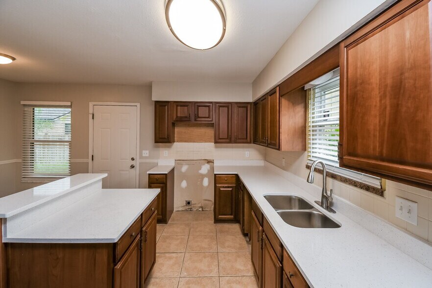 Building Photo - 810 Hardwood St