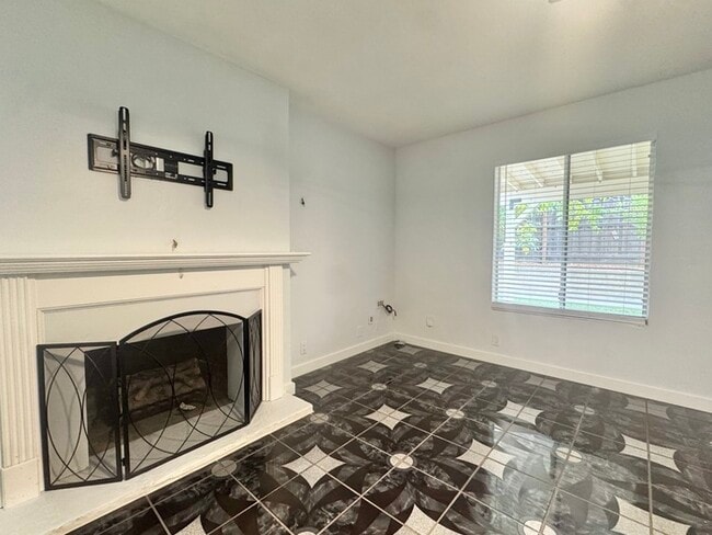 Building Photo - Charming/updated studio in North Highlands!