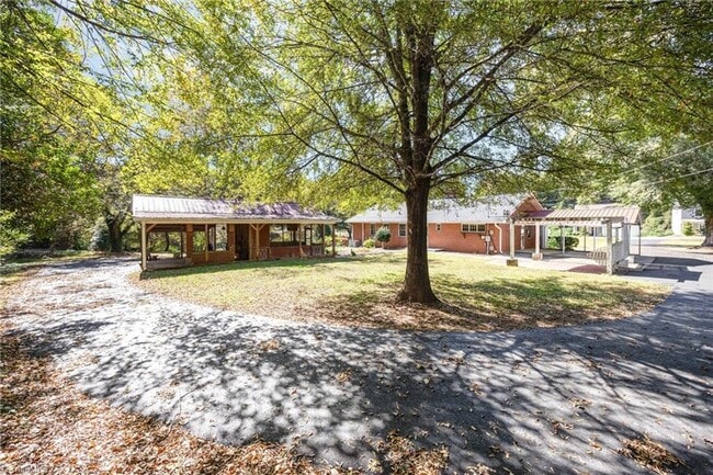 Building Photo - For Rent Mocksville Unit B