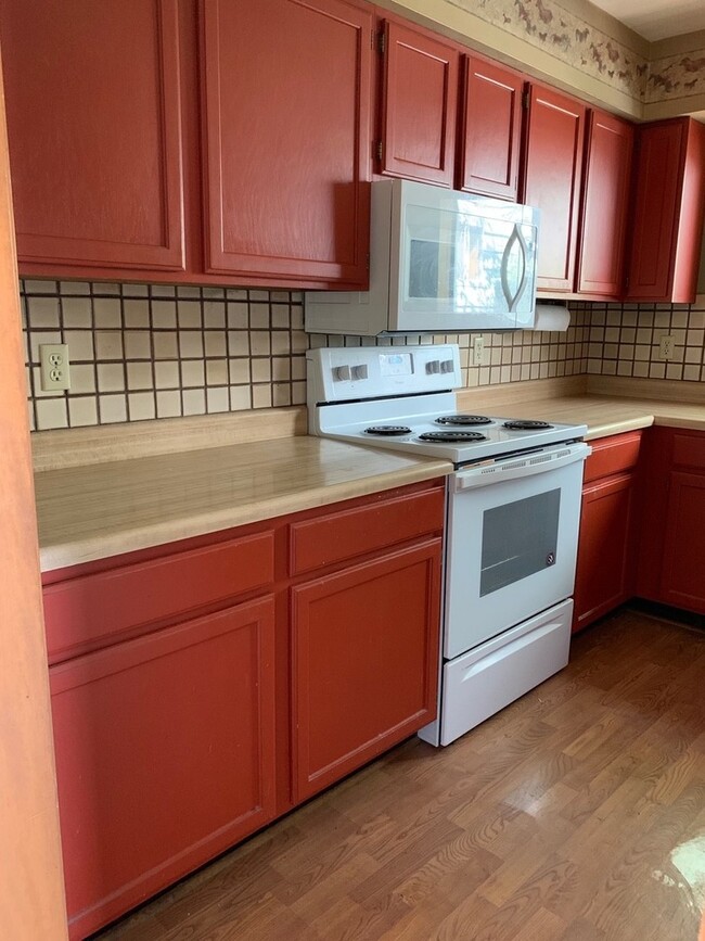 Building Photo - 2 Bedroom 2 Bathroom Condo Close to Campus!