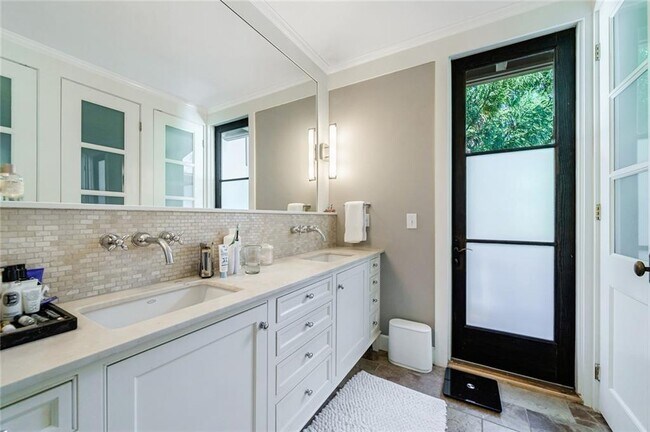 Building Photo - 868 Rosedale Rd NE