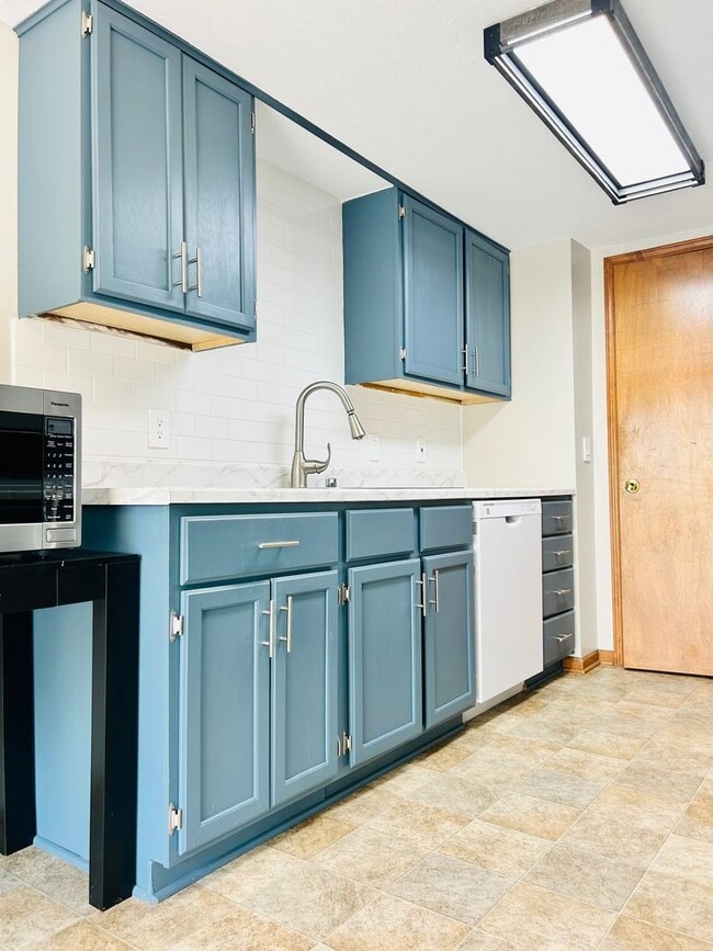 Building Photo - Convenient Location, Spacious Home